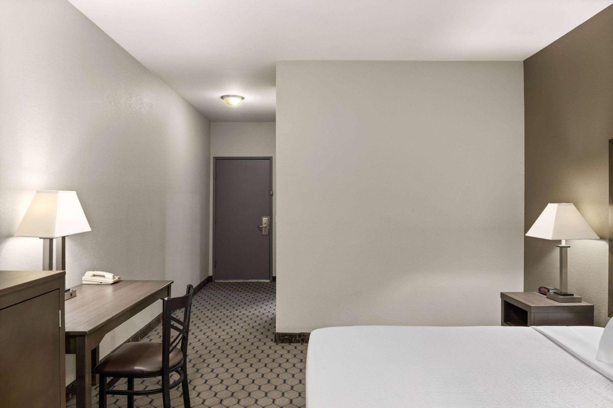 Baymont By Wyndham Moses Lake Bagian luar foto